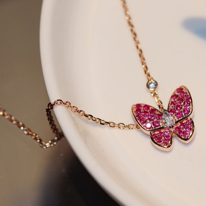 [Joyas Kincade] COLLAR DE ORO ROSA CON DIAMANTE ROJO Y MARIPOSA