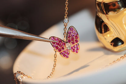 [Joyas Kincade] COLLAR DE ORO ROSA CON DIAMANTE ROJO Y MARIPOSA