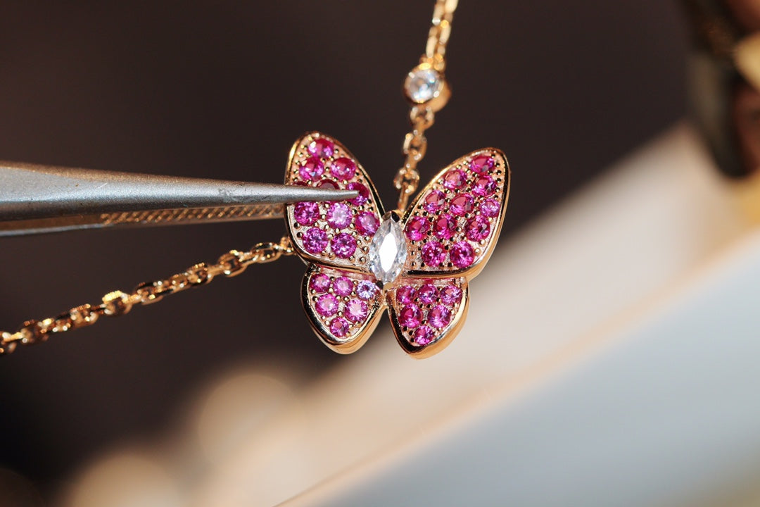 [Joyas Kincade] COLLAR DE ORO ROSA CON DIAMANTE ROJO Y MARIPOSA
