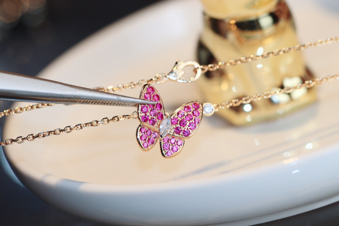 [Joyas Kincade] COLLAR DE ORO ROSA CON DIAMANTE ROJO Y MARIPOSA