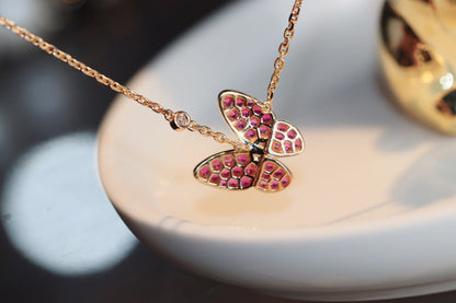 [Joyas Kincade] COLLAR DE ORO ROSA CON DIAMANTE ROJO Y MARIPOSA