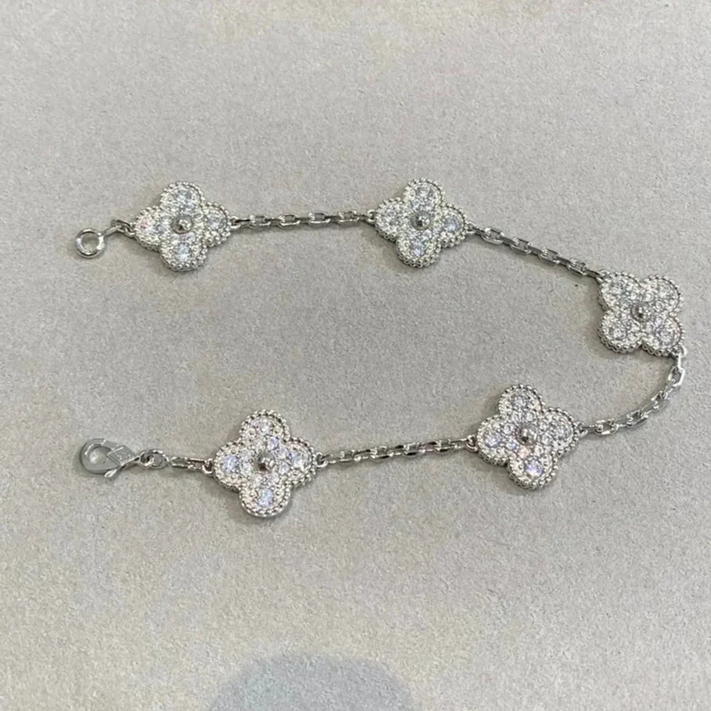[Kincade Jewelrys] PULSERA DE PLATA CON 5 MOTIVOS DE TRÉBOL Y DIAMANTES