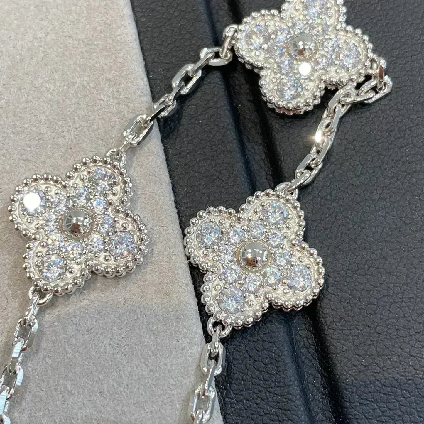 [Kincade Jewelrys] PULSERA DE PLATA CON 5 MOTIVOS DE TRÉBOL Y DIAMANTES