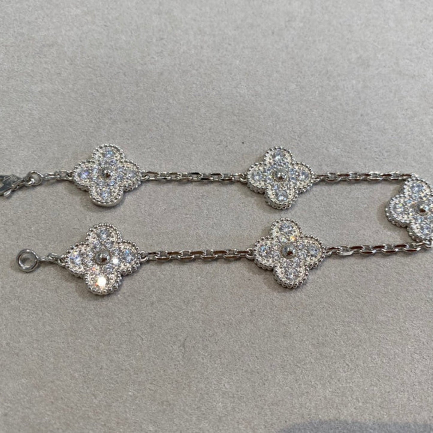 [Kincade Jewelrys] PULSERA DE PLATA CON 5 MOTIVOS DE TRÉBOL Y DIAMANTES