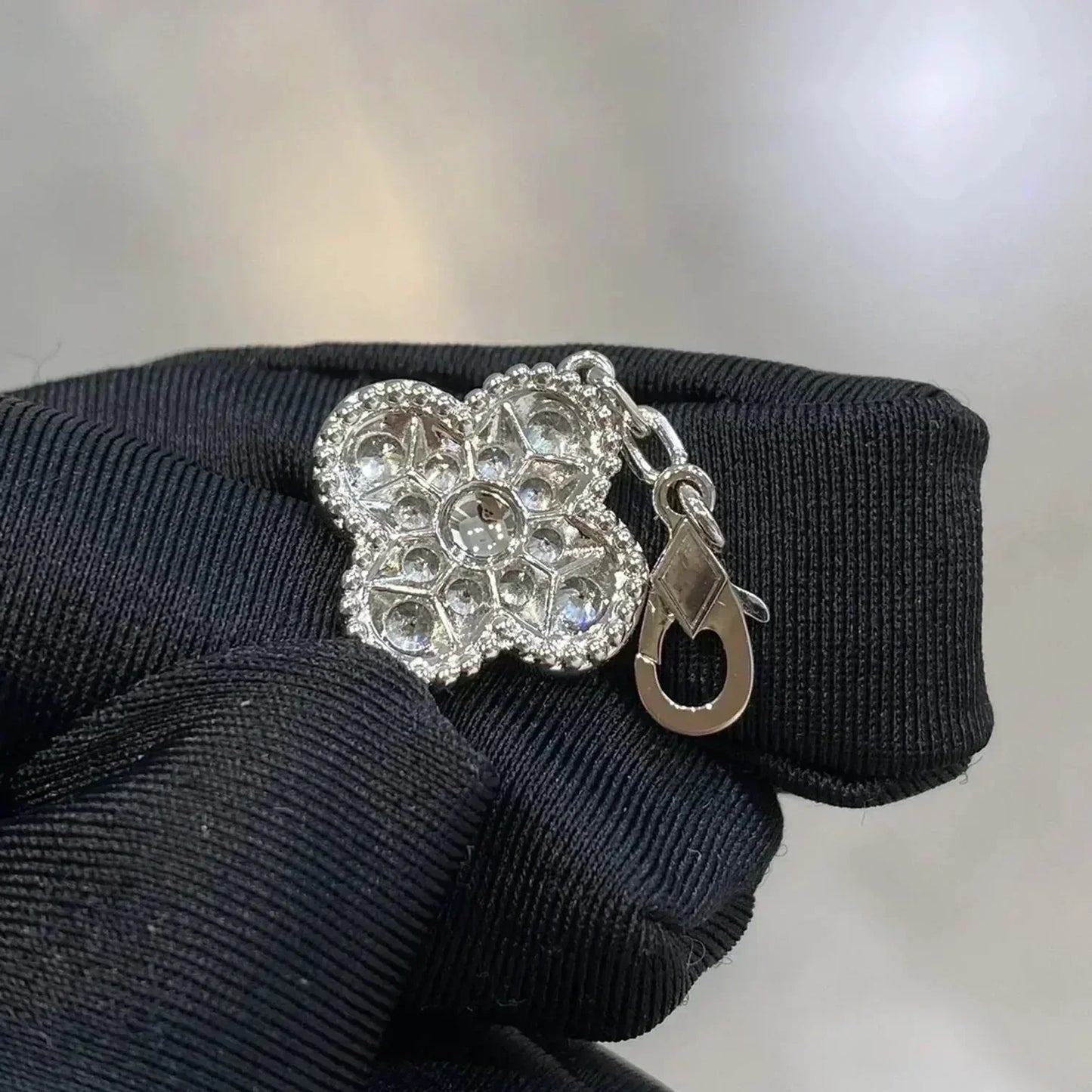 [Kincade Jewelrys] PULSERA DE PLATA CON 5 MOTIVOS DE TRÉBOL Y DIAMANTES