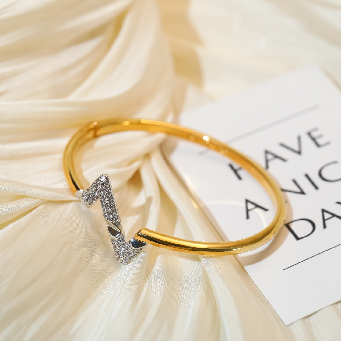 [Kincade Jewelrys]PULSERA DE ORO CON DIAMANTES VOLTE UPSITE DOWN