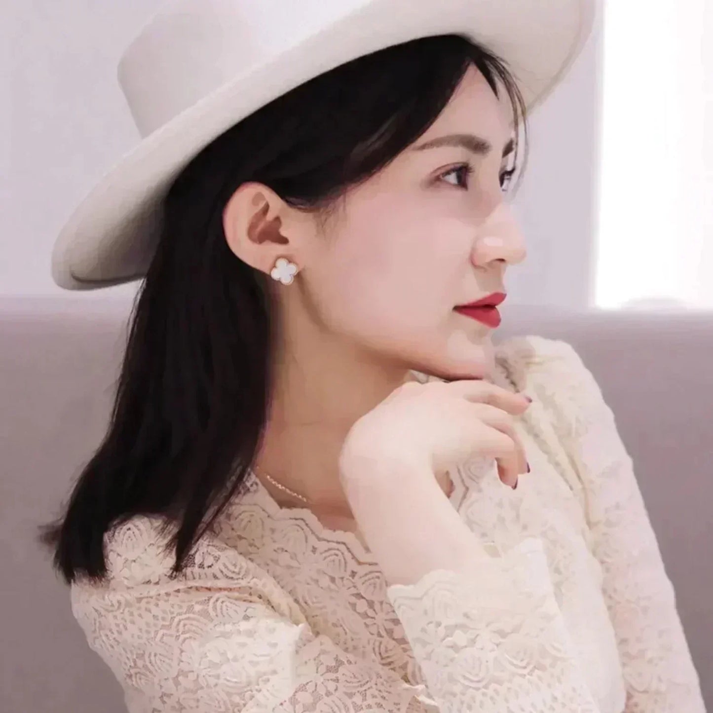 [Kincade Jewelrys]CLOVER MEDIUM 1 MOTIFS  WHITE MOP STUD EARRINGS