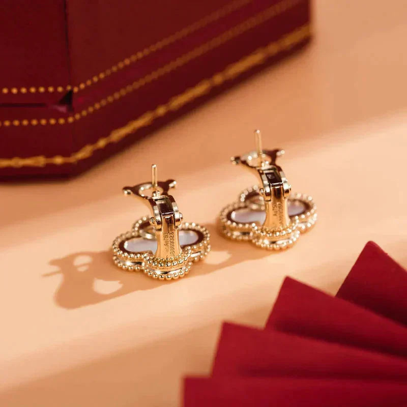 [Kincade Jewelrys]CLOVER MEDIUM 1 MOTIFS  WHITE MOP STUD EARRINGS