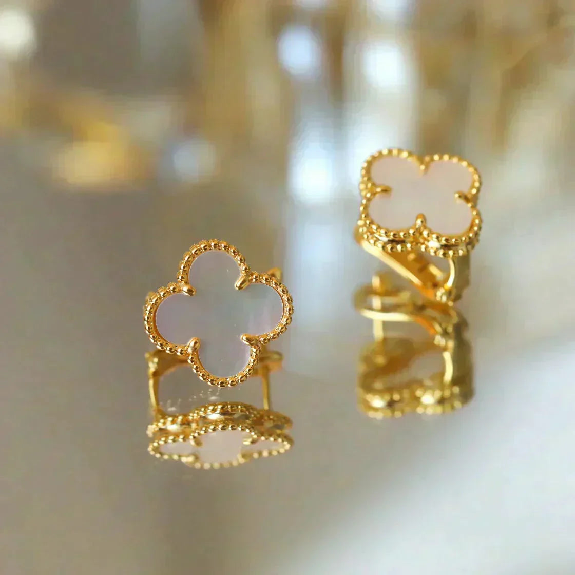 [Kincade Jewelrys]CLOVER MEDIUM 1 MOTIFS  WHITE MOP STUD EARRINGS