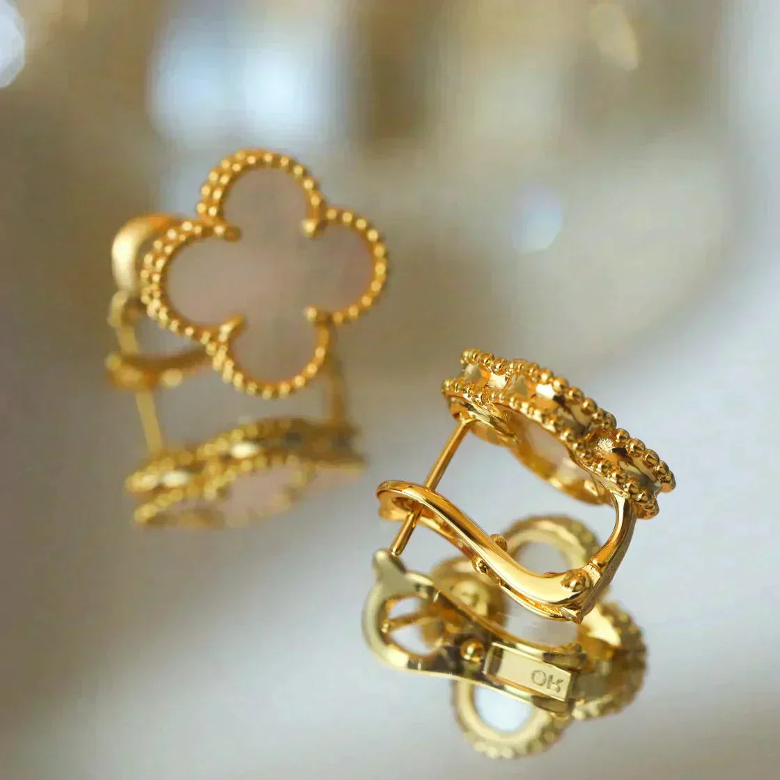[Kincade Jewelrys]CLOVER MEDIUM 1 MOTIFS  WHITE MOP STUD EARRINGS