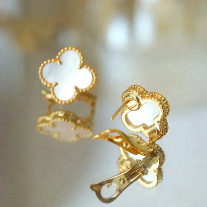 [Kincade Jewelrys]CLOVER MEDIUM 1 MOTIFS  WHITE MOP STUD EARRINGS