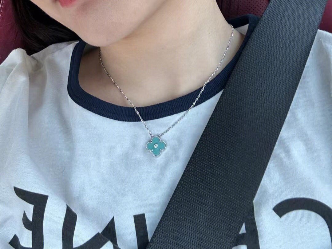 [Kincade Jewelrys] COLLAR DE PLATA AZUL CLARO CON 1 DIAMANTE Y TRÉBOL