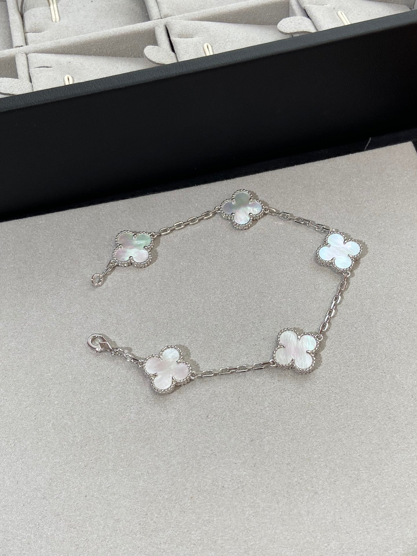 [Kincade Jewelrys] PULSERA DE TRÉBOL DE PLATA CON 5 MOTIVOS 