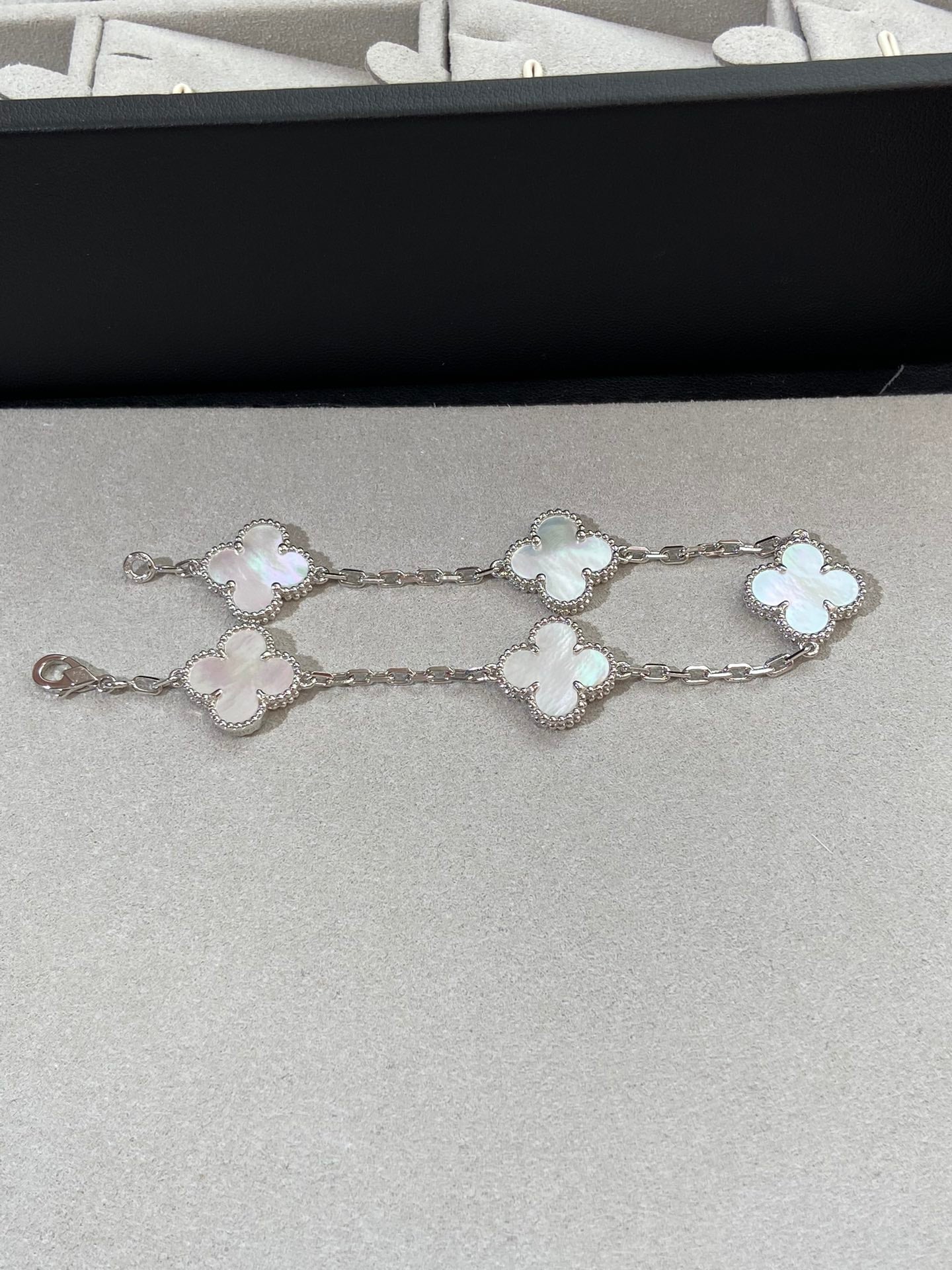 [Kincade Jewelrys] PULSERA DE TRÉBOL DE PLATA CON 5 MOTIVOS 