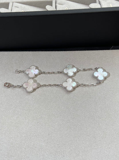 [Kincade Jewelrys] PULSERA DE TRÉBOL DE PLATA CON 5 MOTIVOS 