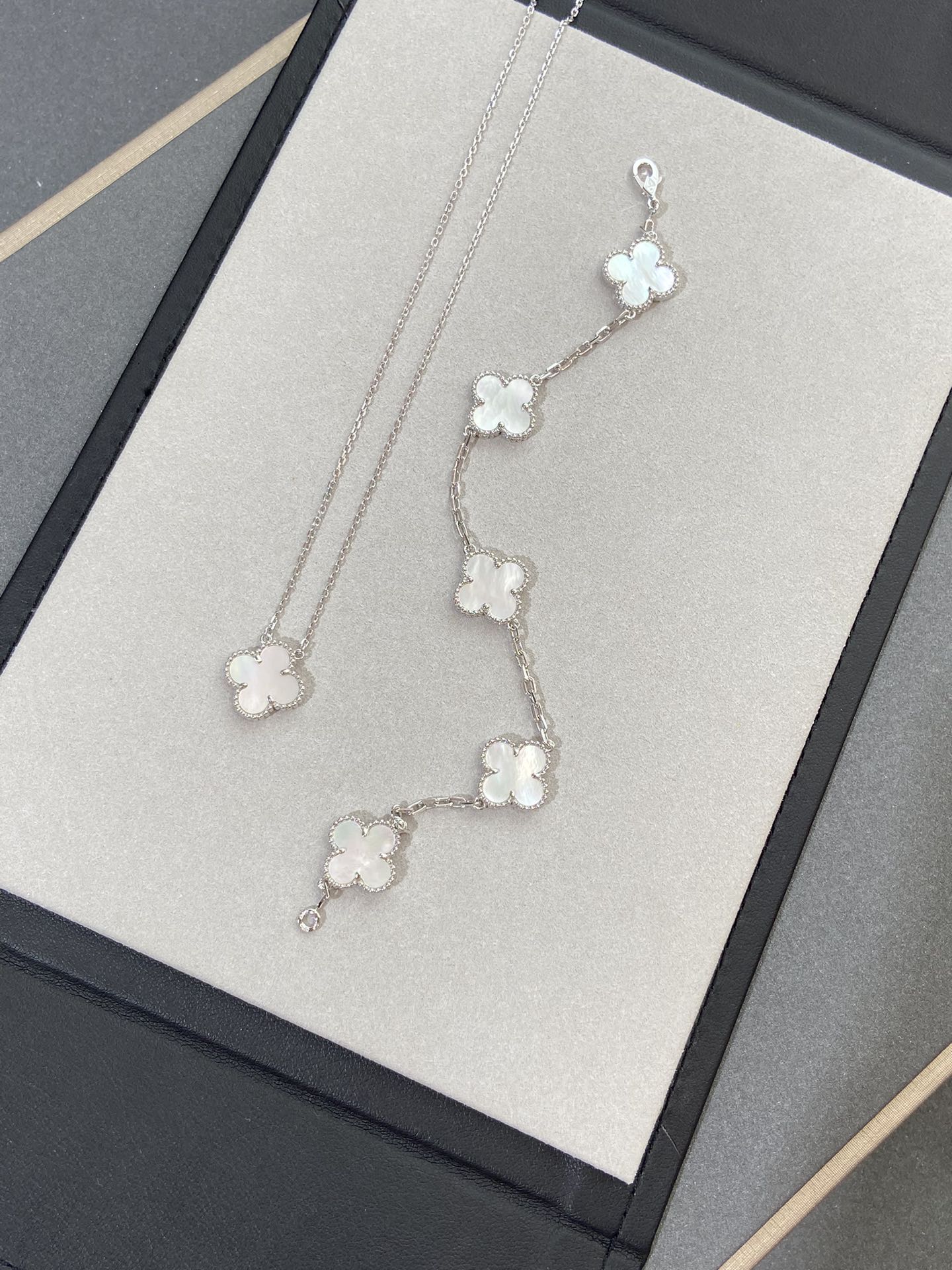 [Kincade Jewelrys] PULSERA DE TRÉBOL DE PLATA CON 5 MOTIVOS 