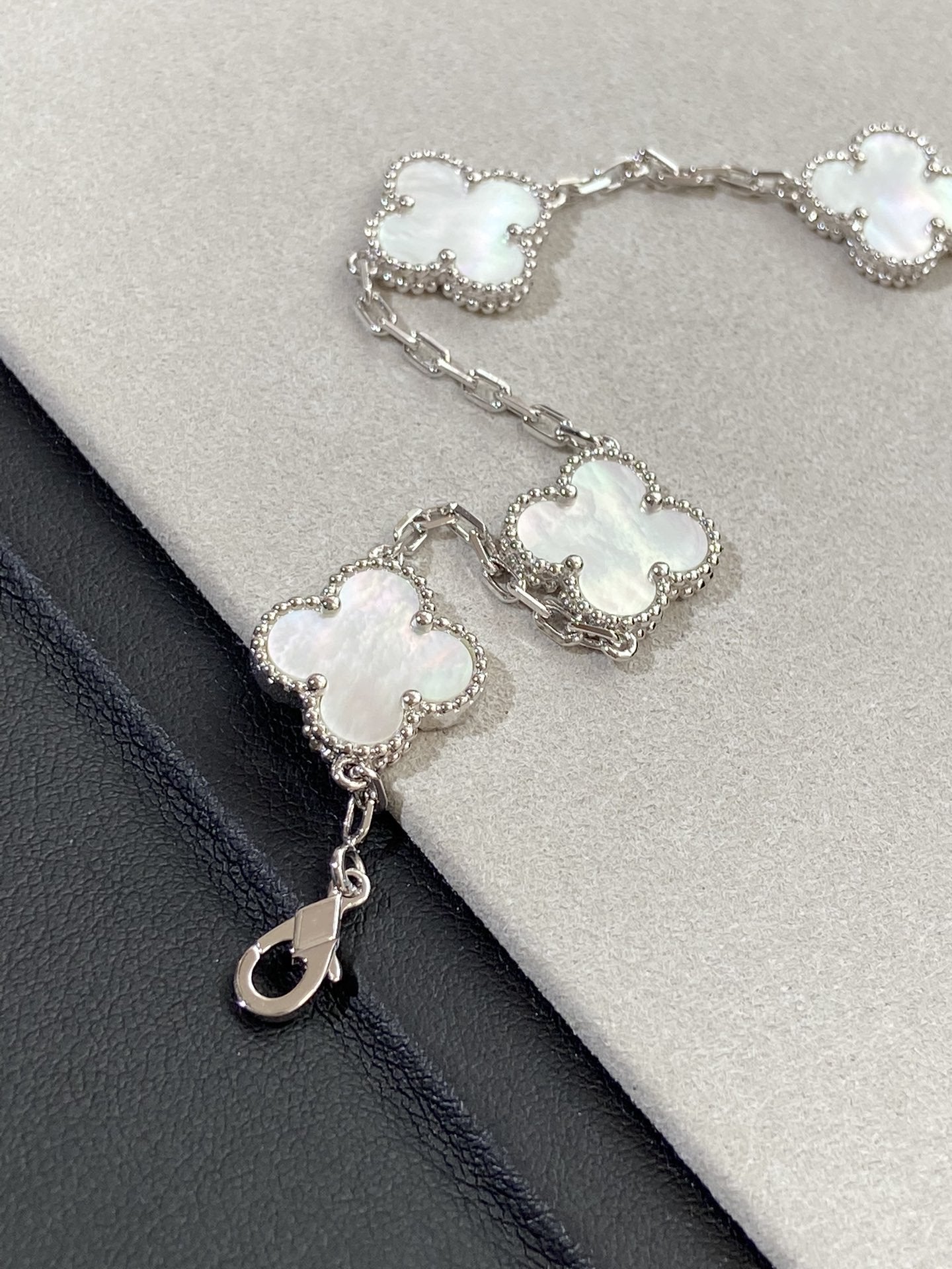 [Kincade Jewelrys] PULSERA DE TRÉBOL DE PLATA CON 5 MOTIVOS 