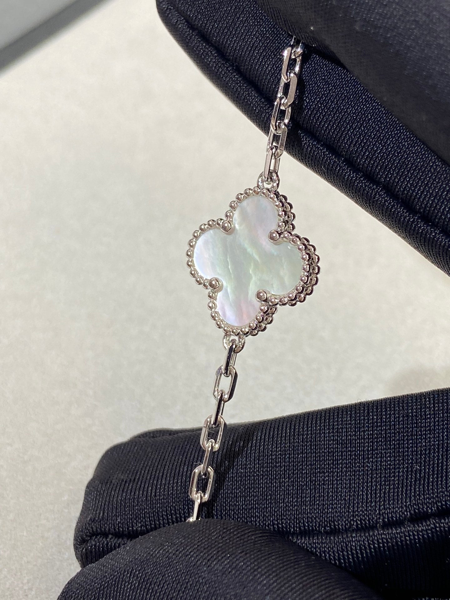 [Kincade Jewelrys] PULSERA DE TRÉBOL DE PLATA CON 5 MOTIVOS 