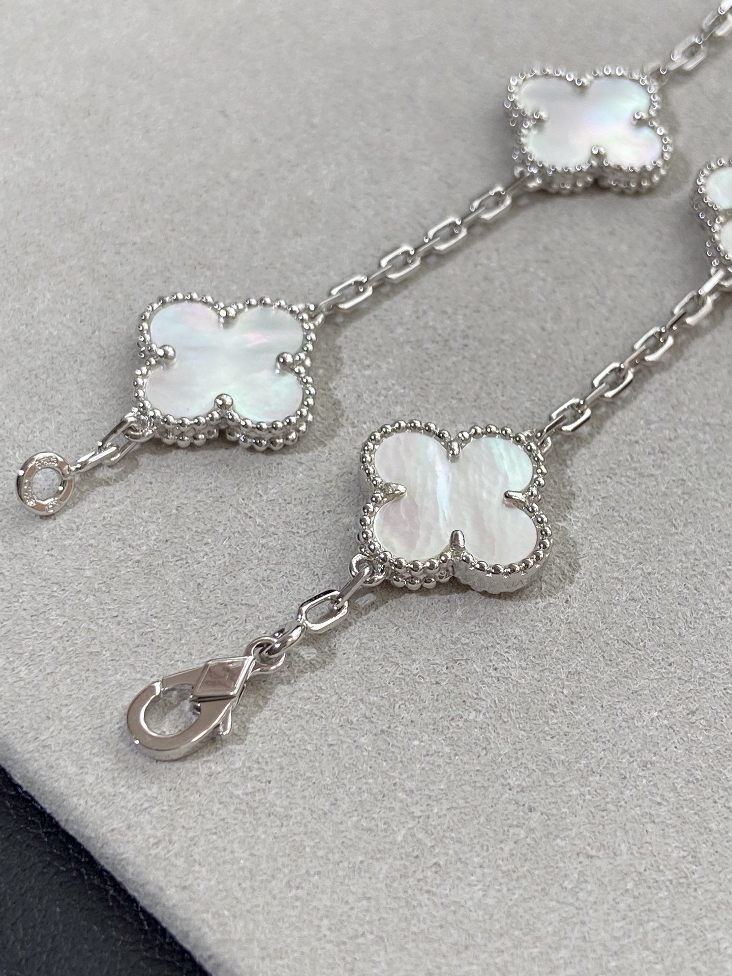 [Kincade Jewelrys] PULSERA DE TRÉBOL DE PLATA CON 5 MOTIVOS 