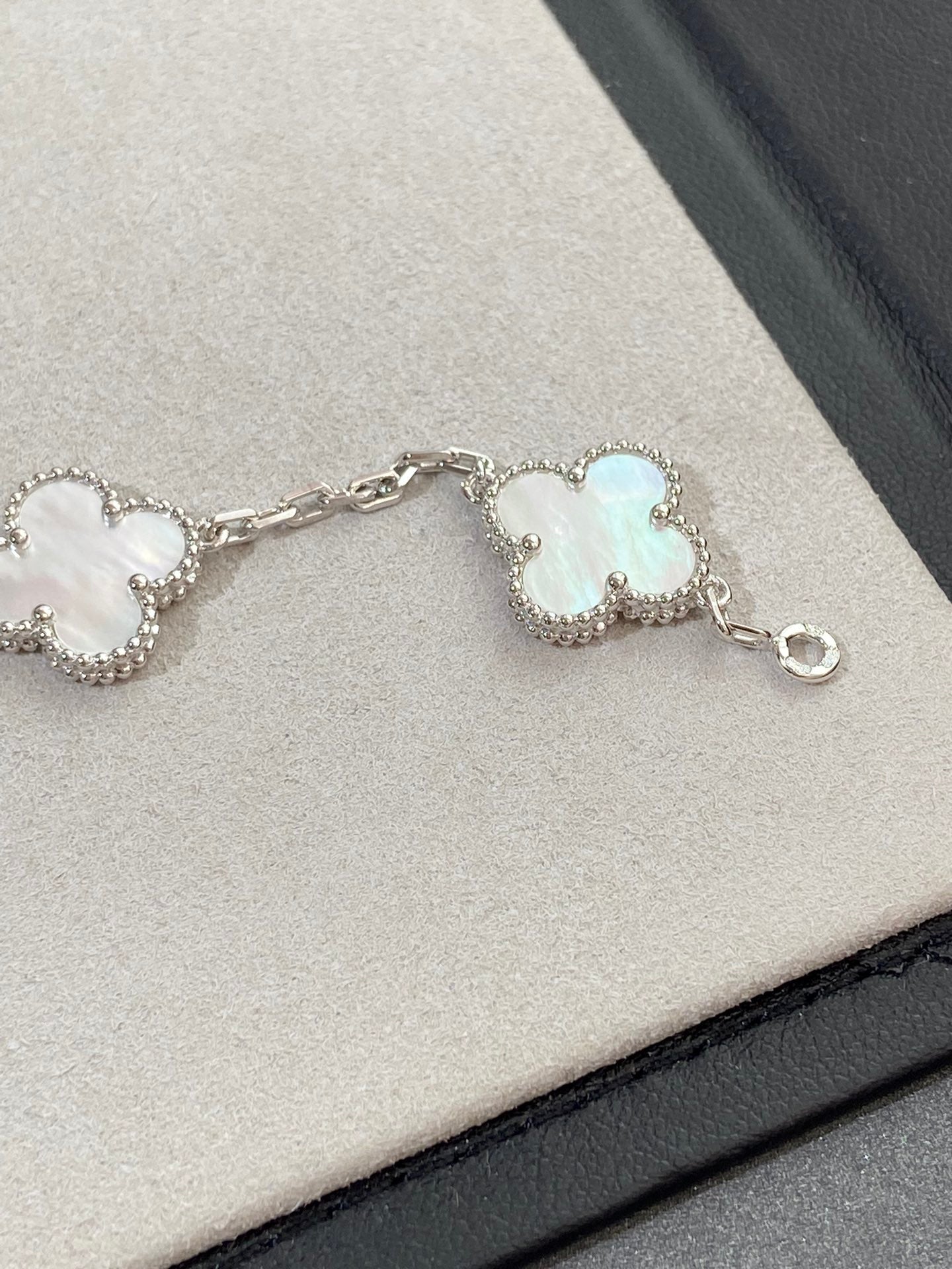 [Kincade Jewelrys] PULSERA DE TRÉBOL DE PLATA CON 5 MOTIVOS 