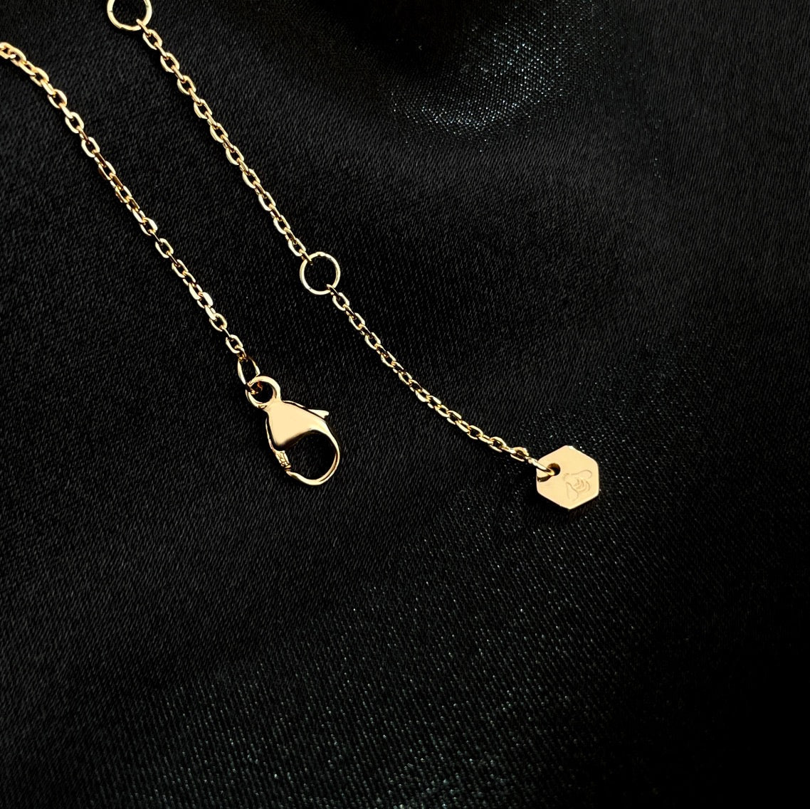 [Joyas Kincade] MINI COLLAR DE ABEJA