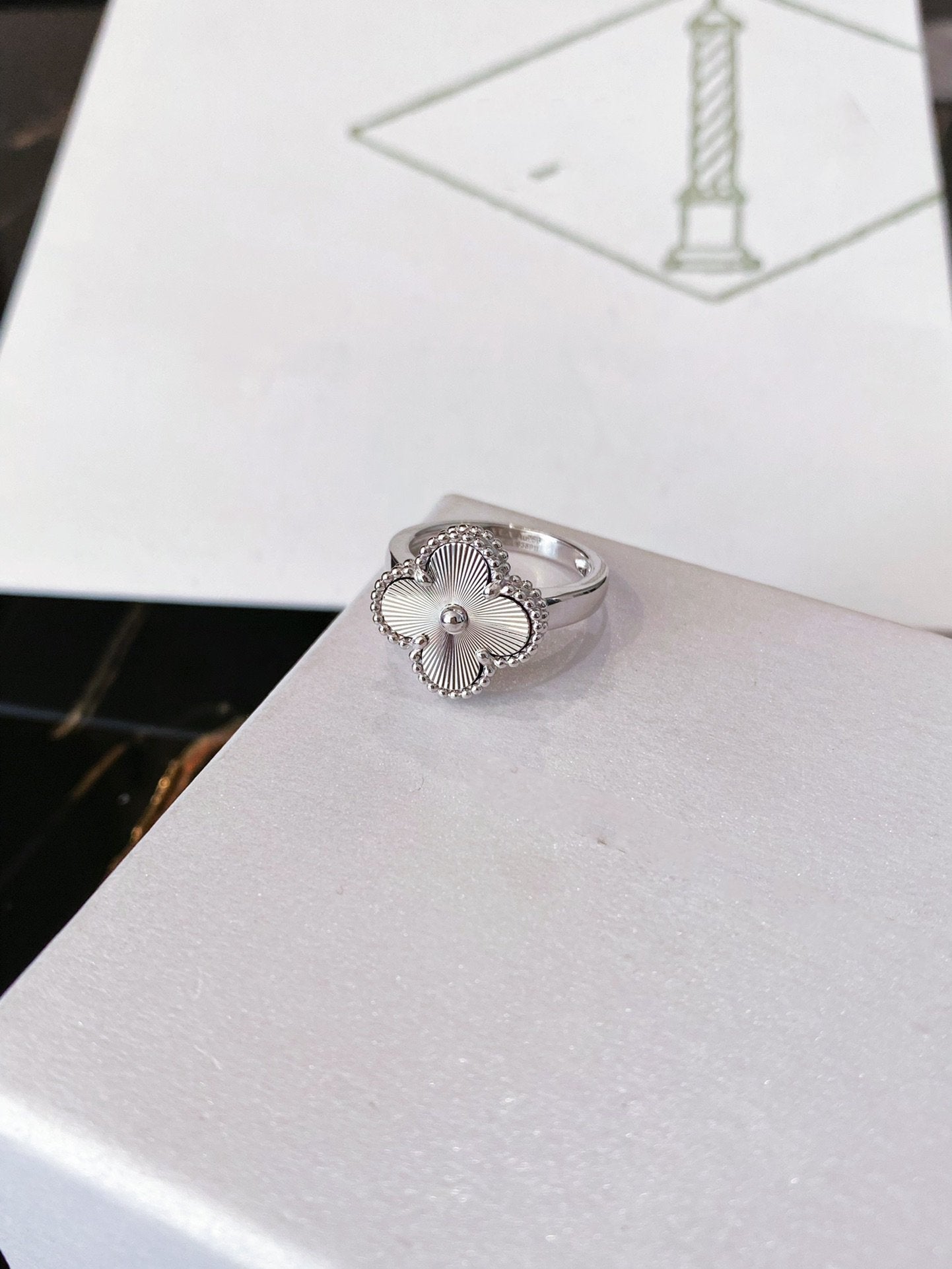 [Joyas Kincade]Anillo de plata con trébol