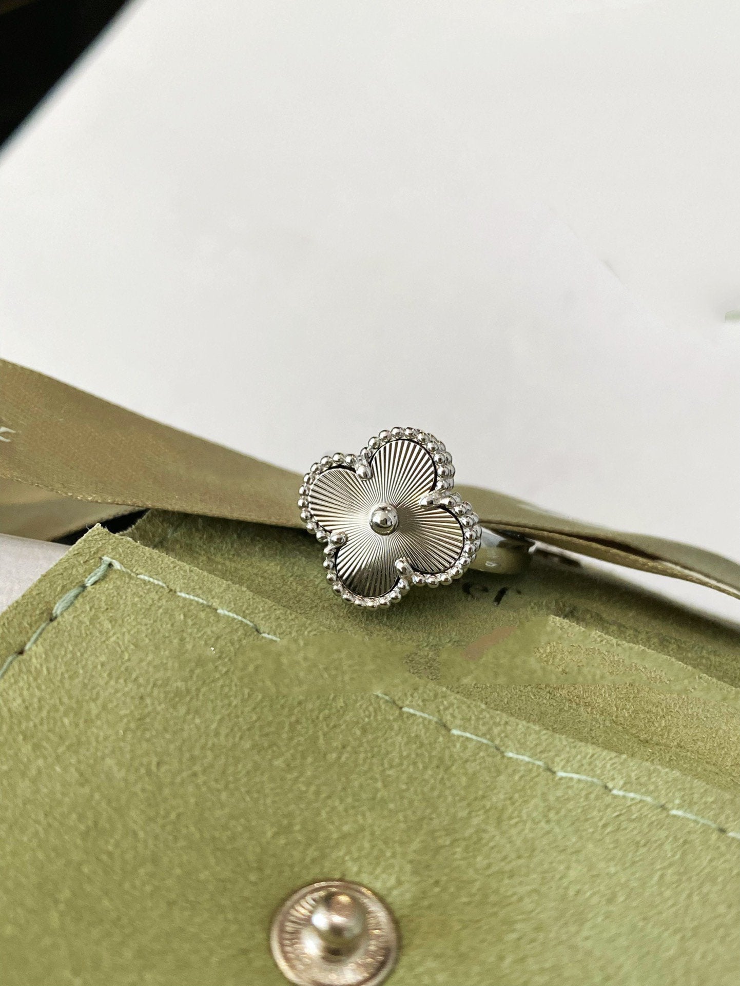 [Joyas Kincade]Anillo de plata con trébol