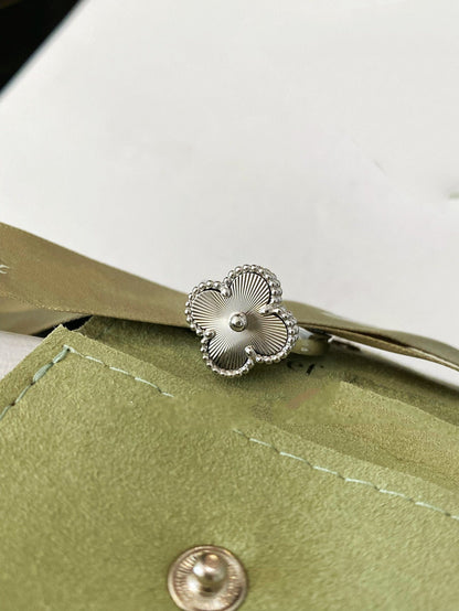 [Joyas Kincade]Anillo de plata con trébol