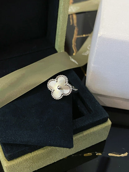 [Joyas Kincade]Anillo de plata con trébol