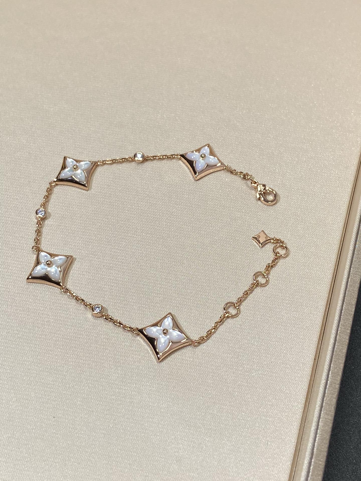 [Kincade Jewelrys] PULSERA DE ORO ROSA CON 4 ESTRELLAS Y DIAMANTES