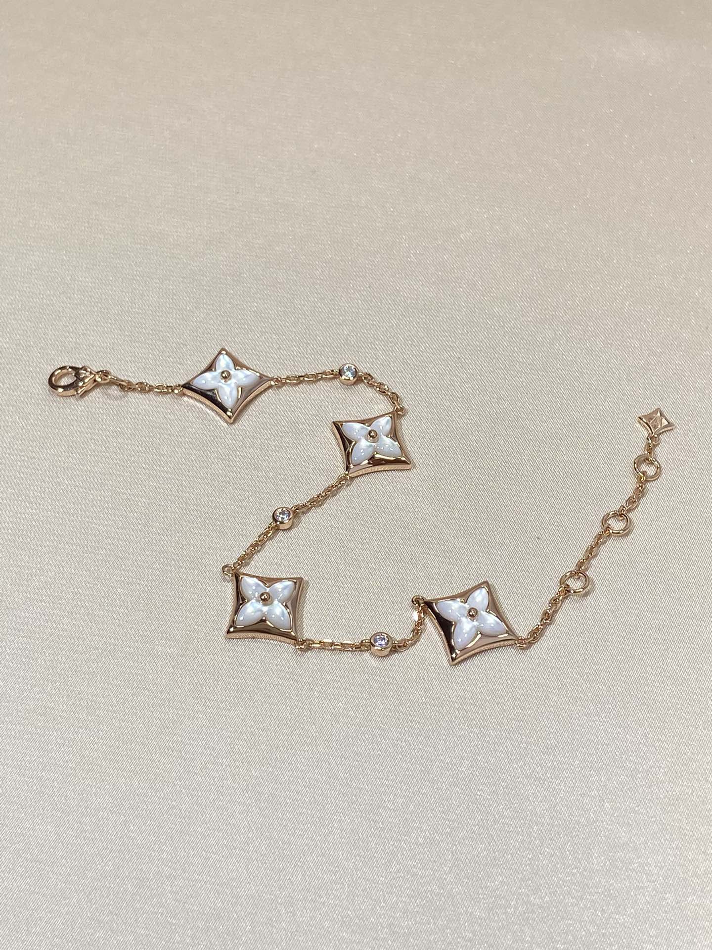 [Kincade Jewelrys] PULSERA DE ORO ROSA CON 4 ESTRELLAS Y DIAMANTES