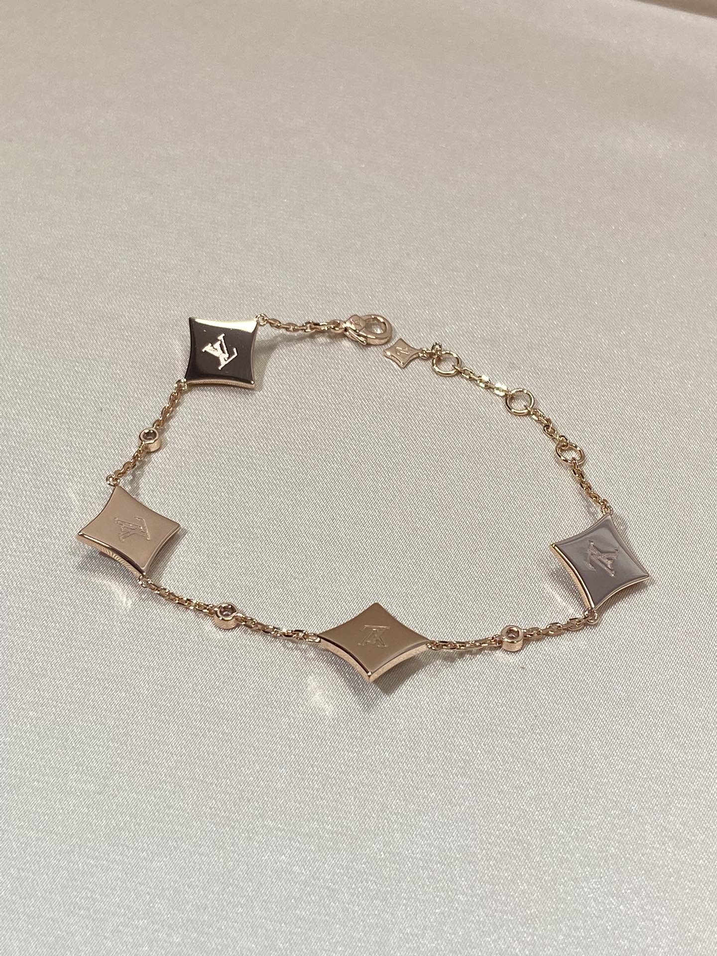 [Kincade Jewelrys] PULSERA DE ORO ROSA CON 4 ESTRELLAS Y DIAMANTES