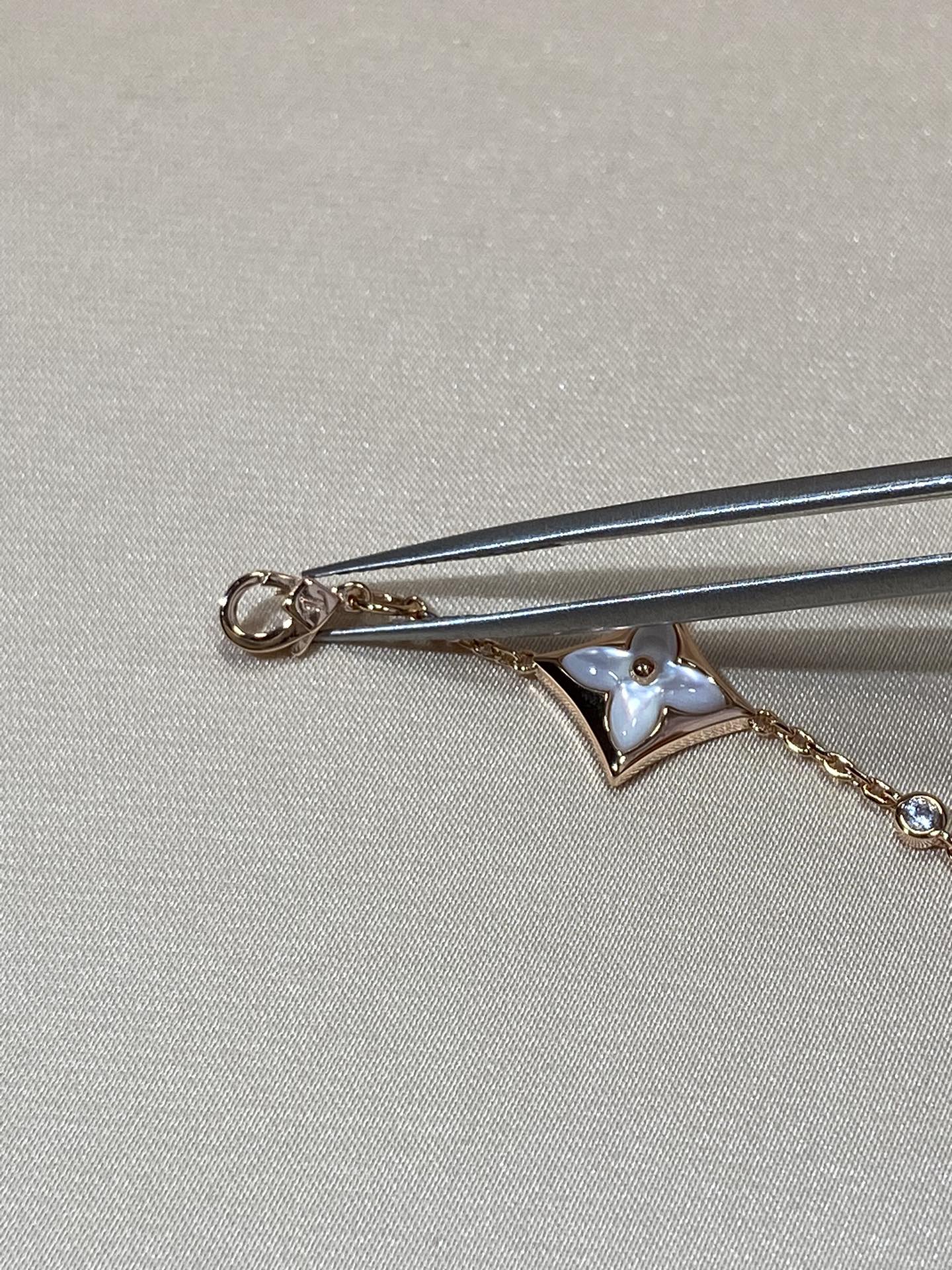 [Kincade Jewelrys] PULSERA DE ORO ROSA CON 4 ESTRELLAS Y DIAMANTES