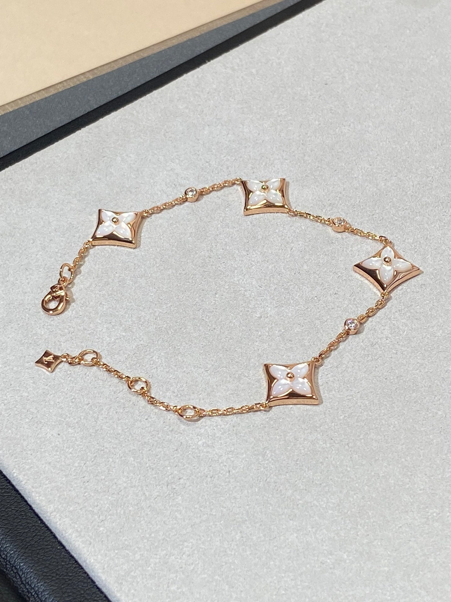 [Kincade Jewelrys] PULSERA DE ORO ROSA CON 4 ESTRELLAS Y DIAMANTES