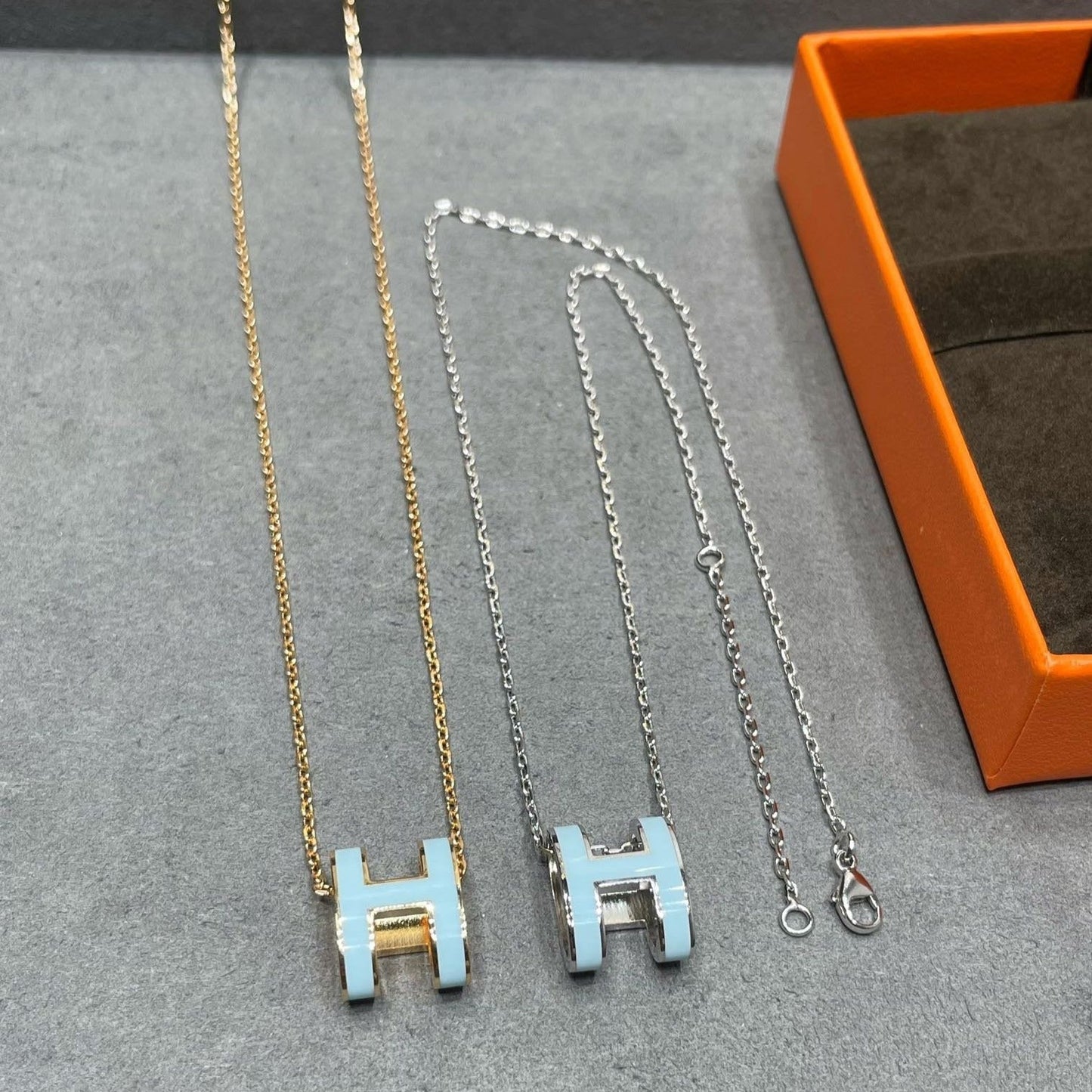 [Joyas Kincade] COLLAR POP H AZUL CIELO