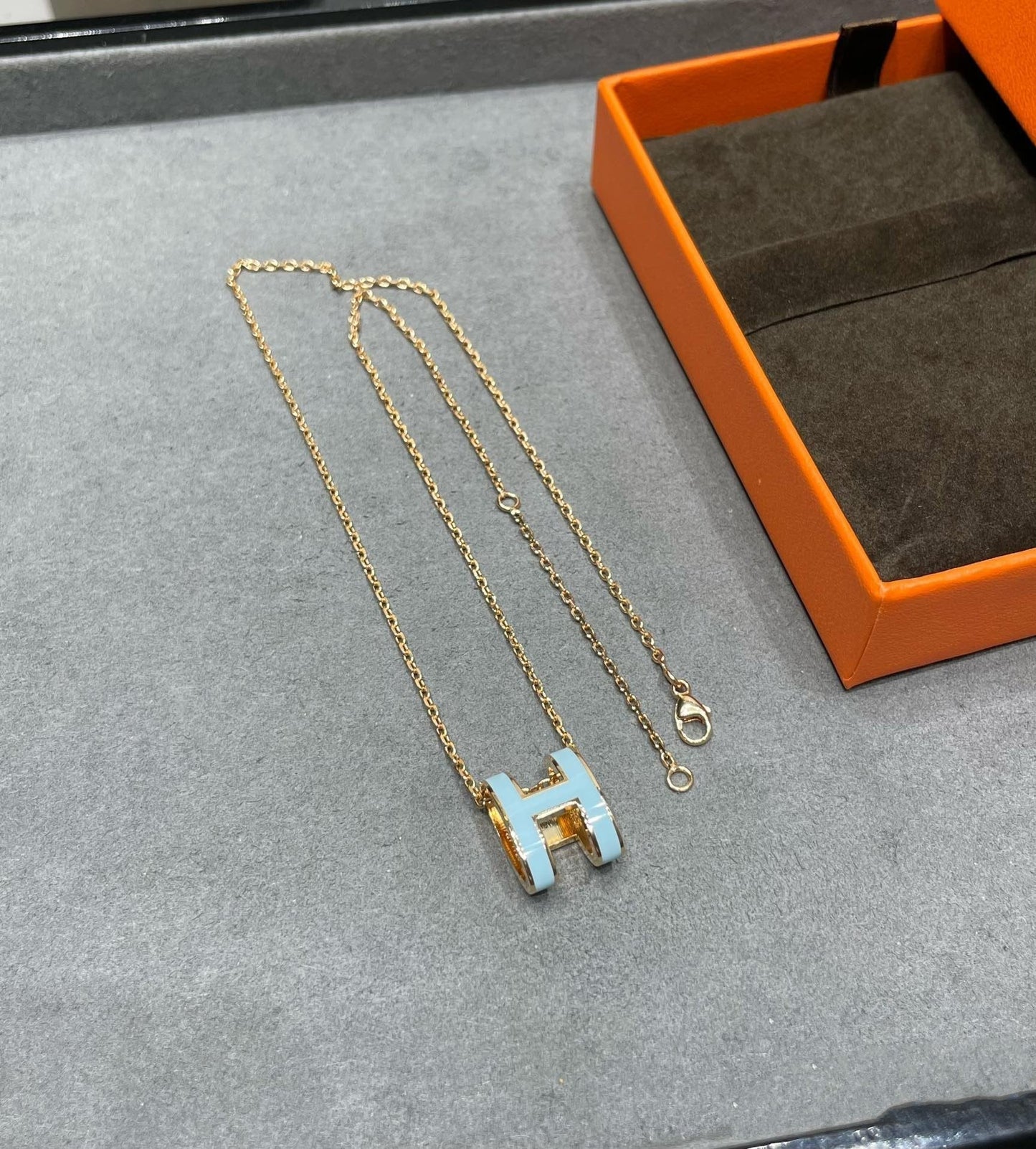 [Joyas Kincade] COLLAR POP H AZUL CIELO