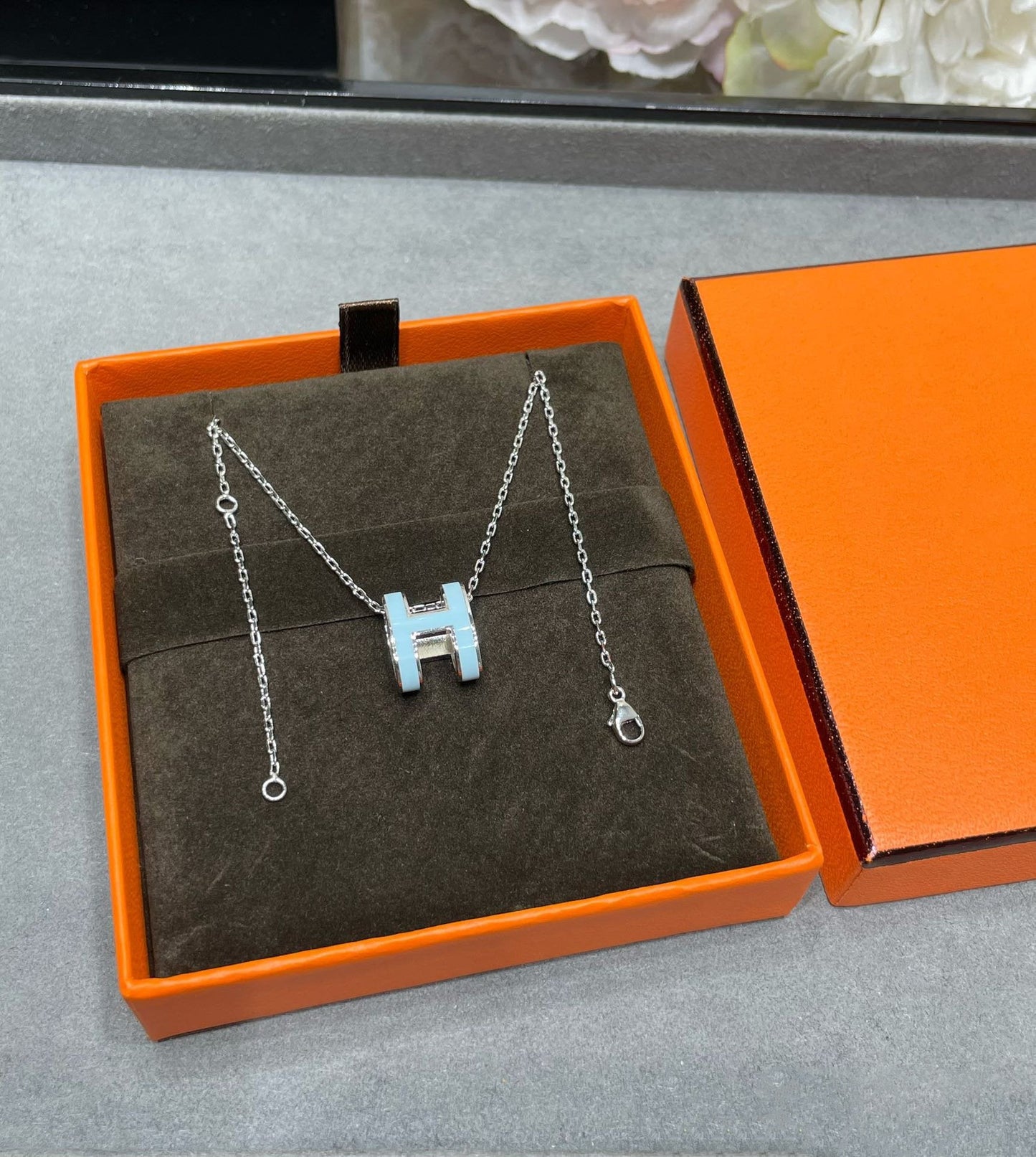 [Joyas Kincade] COLLAR POP H AZUL CIELO