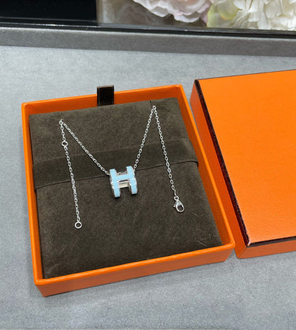[Joyas Kincade] COLLAR POP H AZUL CIELO