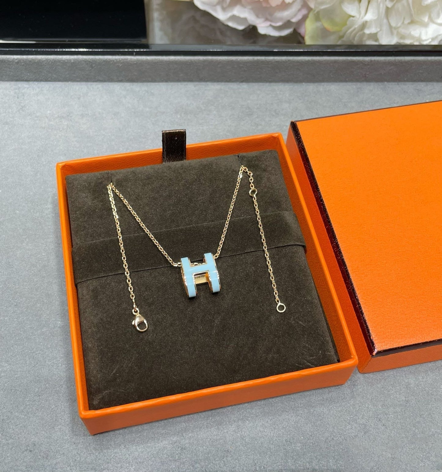 [Joyas Kincade] COLLAR POP H AZUL CIELO