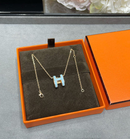 [Joyas Kincade] COLLAR POP H AZUL CIELO