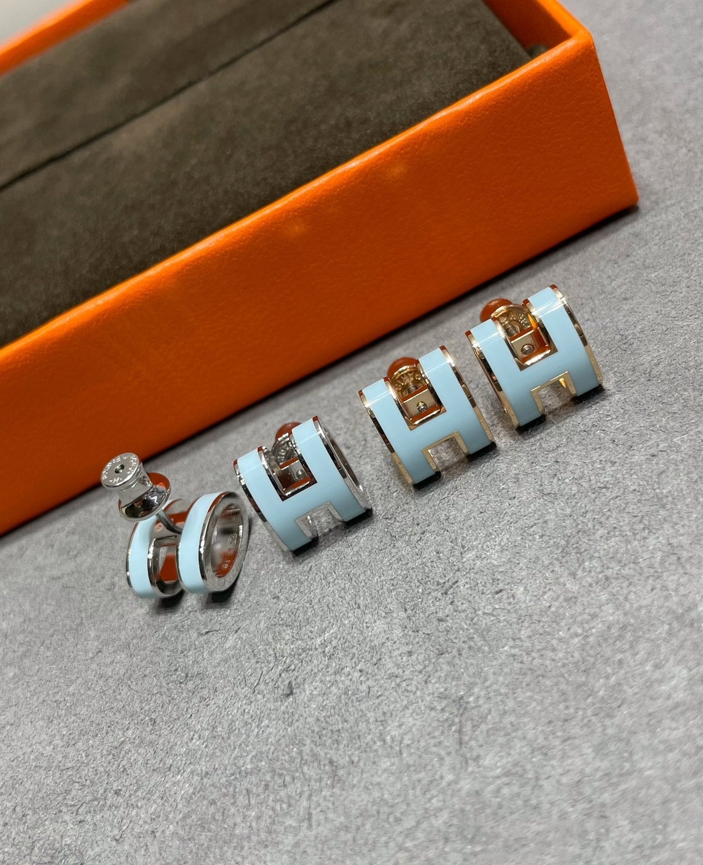 [Kincade Jewelrys]POP H SKY BLUE STUD EARRINGS