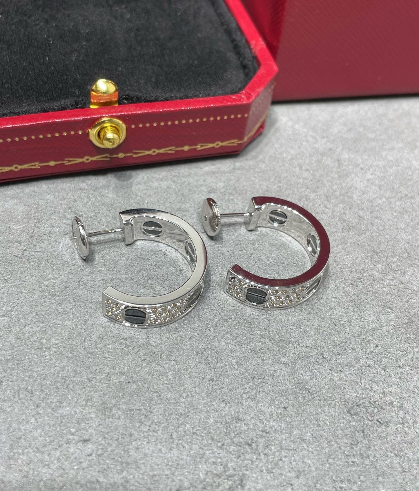 [Kincade Jewelrys]LOVE CERAMIC DIAMOND PAVED SILVER EARRINGS