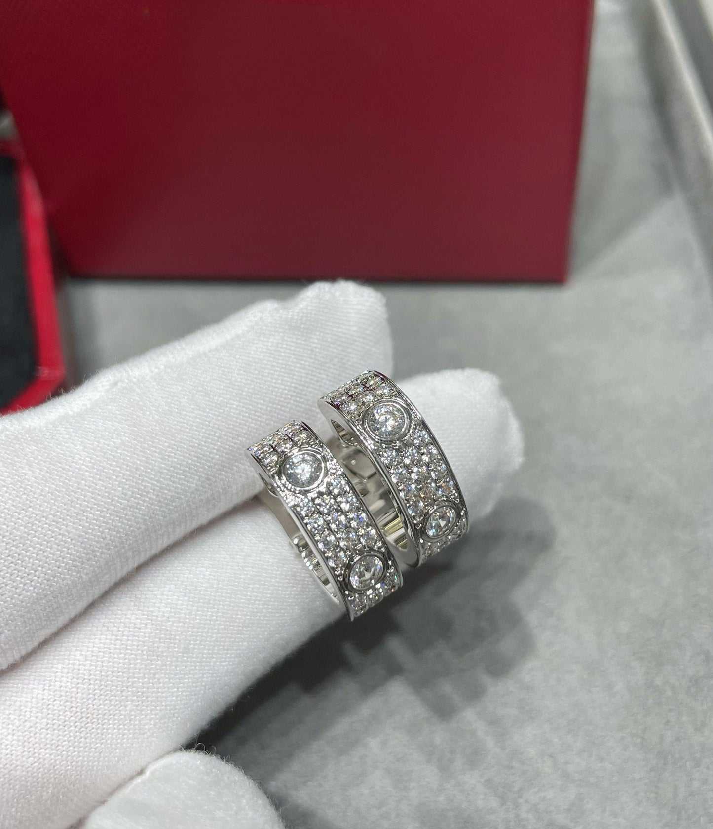 [Kincade Jewelrys]LOVE 5.5MM DIAMOND PAVED EARRINGS