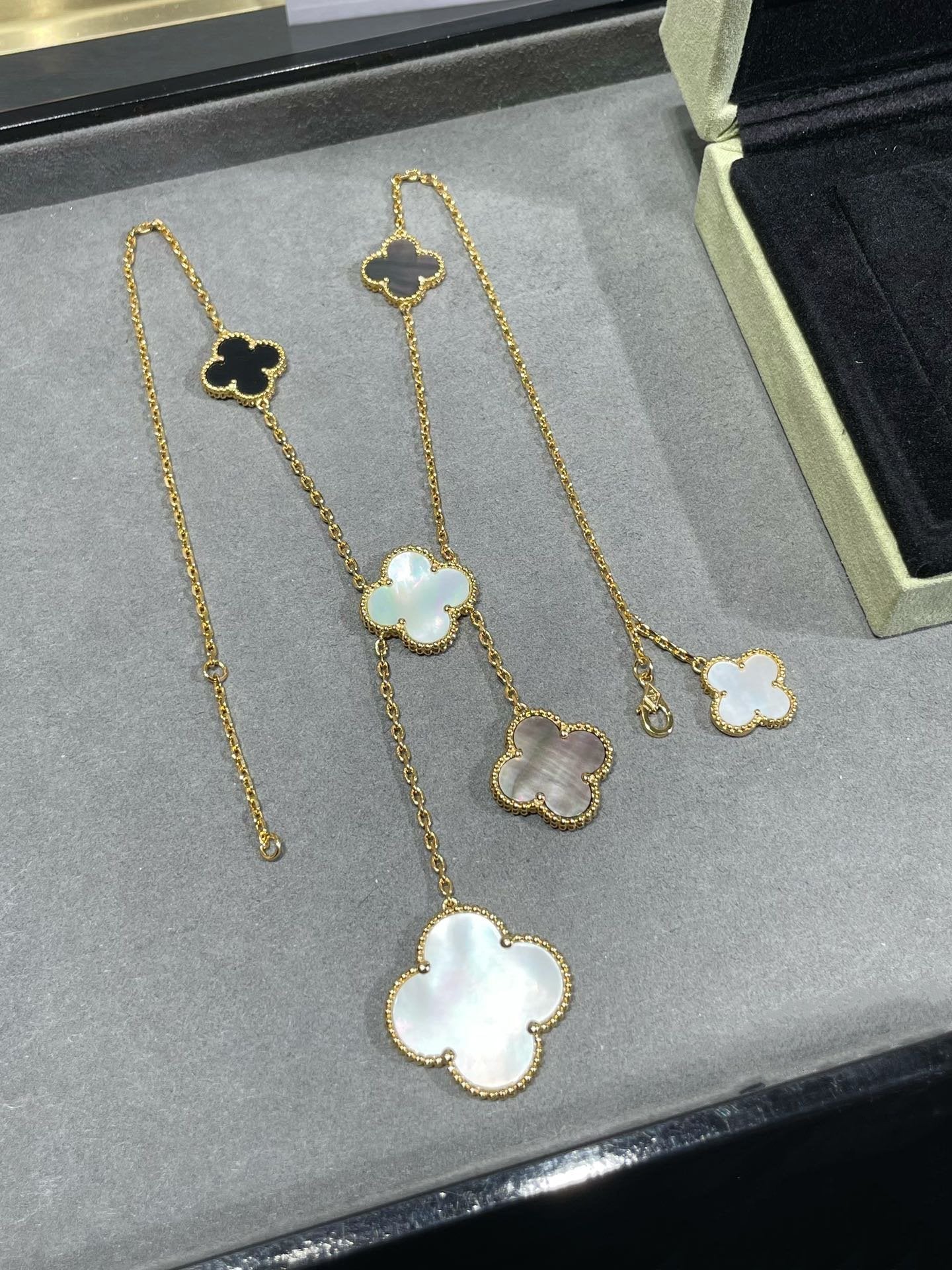 [Kincade Jewelrys] COLLAR DE ORO CON ÓNIX Y MOTIVO DE TRÉBOL DE 6 PIEZAS 