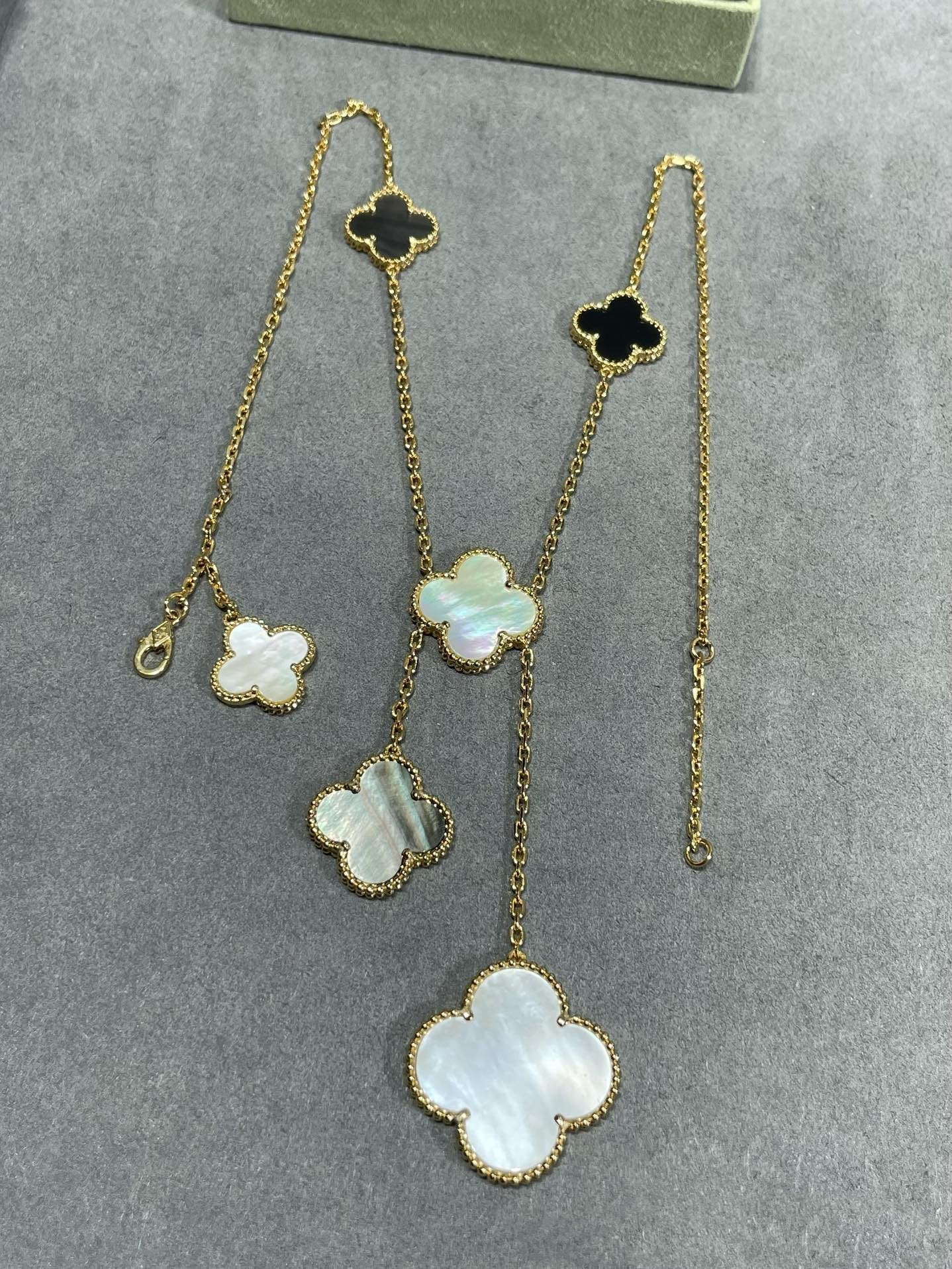 [Kincade Jewelrys] COLLAR DE ORO CON ÓNIX Y MOTIVO DE TRÉBOL DE 6 PIEZAS 