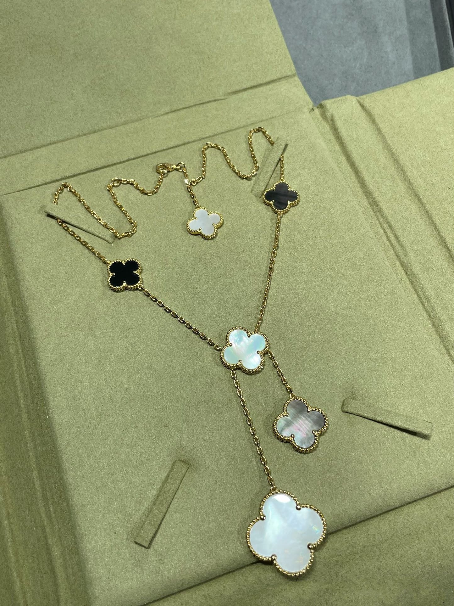 [Kincade Jewelrys] COLLAR DE ORO CON ÓNIX Y MOTIVO DE TRÉBOL DE 6 PIEZAS 