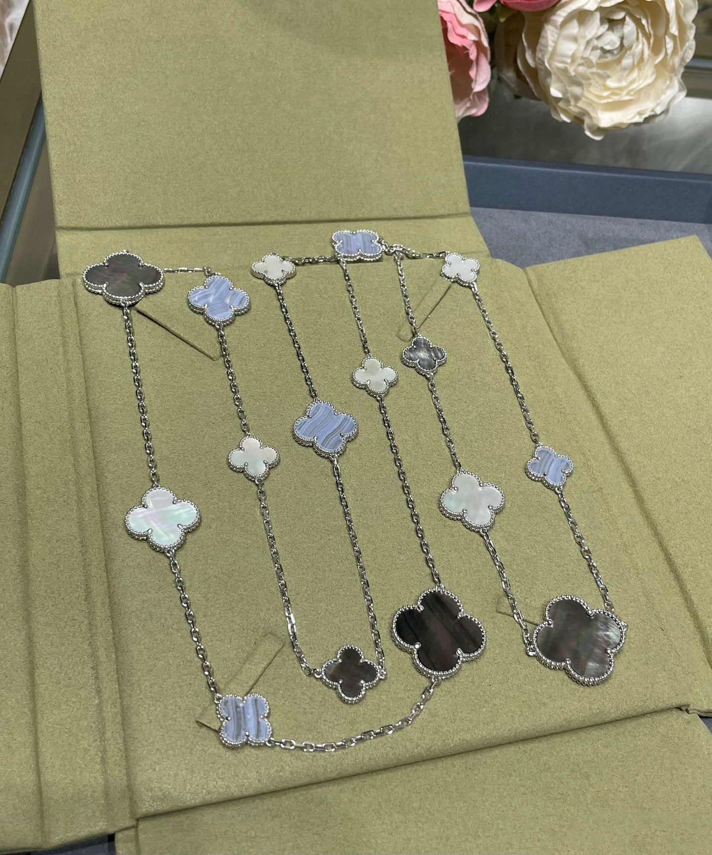 [Kincade Jewelrys]CLOVER 16 MOTIF CHALCEDONY MOP SILVER NECKLACE