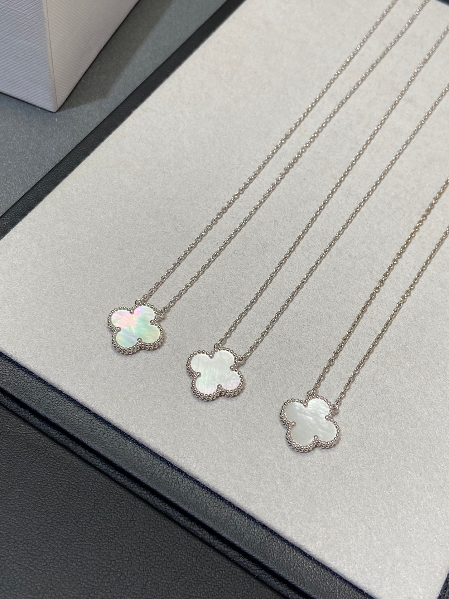 [Kincade Jewelrys]CLOVER MEDIUM SILVER WHITE MOP NECKLACE
