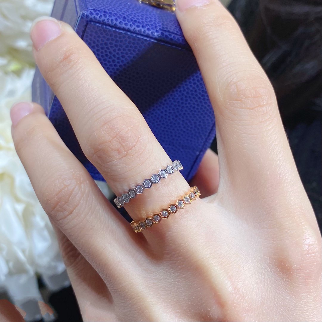 [Kincade Jewelrys] ANILLO PEQUEÑO CON PAVE DE DIAMANTES BEE LOVE