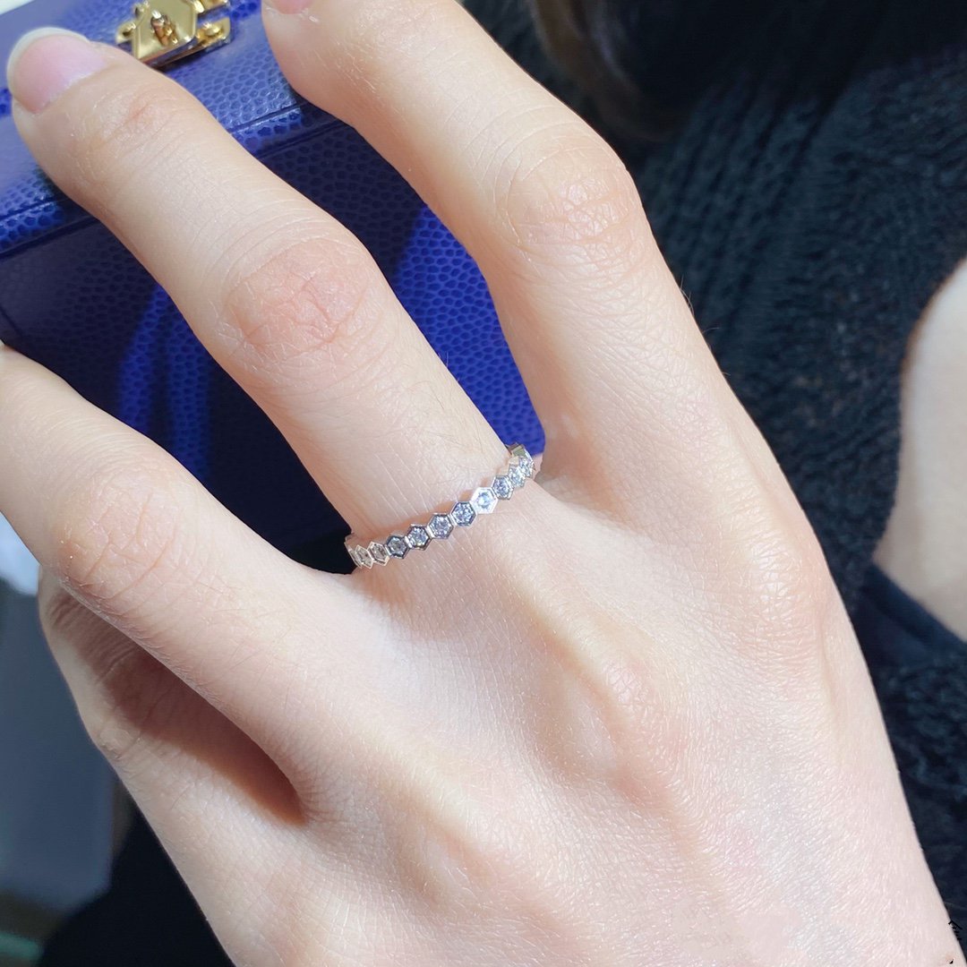 [Kincade Jewelrys] ANILLO PEQUEÑO CON PAVE DE DIAMANTES BEE LOVE